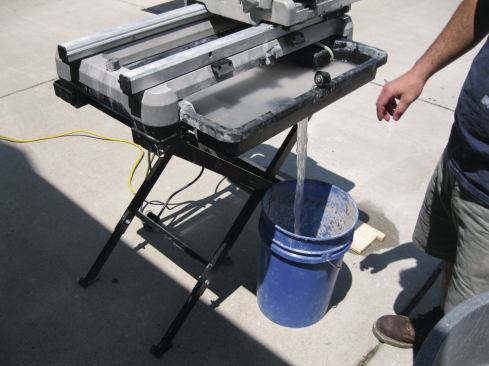 To avoid splashing and mess, the tray can be pulled out from the side of the frame and drained directly into a bucket.