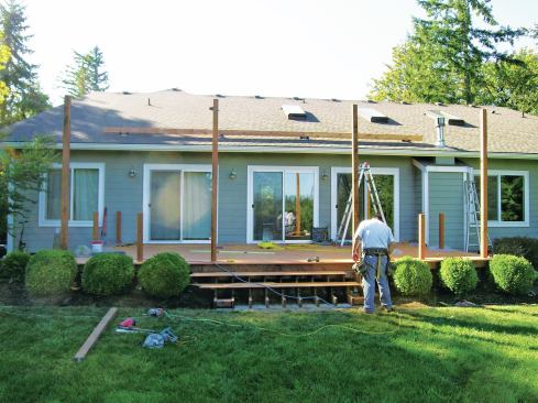 4x4 posts bearing directly on the wall plate support the pergola beam located above the roof.