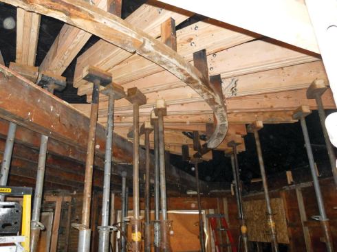 To temporarily bear the 

weight of the stuccoed bottle, a pair of 2x10s supported by pole jacks was bolted to each 16-inch on-center stud (note 

the curved bottom plate below the temporary 2x10s).