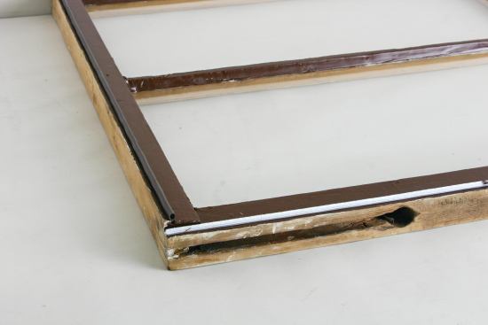 The seals are installed with a screen tool or by hand.