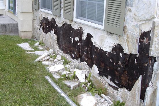 Without a weep screed - which provides both a capillary break and an escape route for excess moisture - rot is almost inevitable.