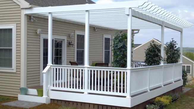 A pergola built into the railing provides broken shade and a high-end look.