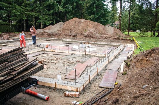 Workers finished up the steelwork before scattering the heavy Plyform panels, with one continuous row of horizontal rebar about 3 inches up and another row at the top of the verticals.