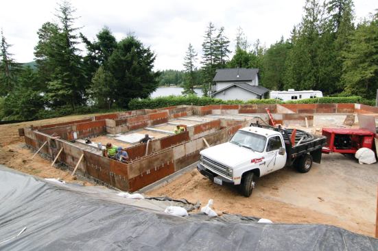 To build 4-foot or 6-foot-tall foundation walls, the author stacks his forms horizontally on snap ties laid across each lower course. Aligning the stacked panel joints vertically speeds installation and makes it easier to strip the forms later.