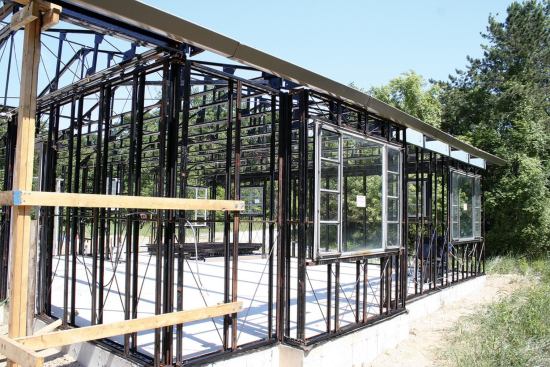 The factory-welded double-stud wall framing was reinforced by lightweight diagonal bracing rods. Relatively well insulated for their day, the houses had 6 inches of loose mineral wool in the attic plus an inch of sheet material inside the walls.