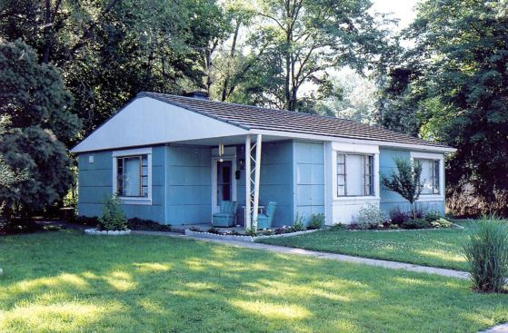  The porcelain-enamel wall panels and roof tiles on this two-bedroom “Westchester” show little sign of wear after six decades of exposure to the elements. 
