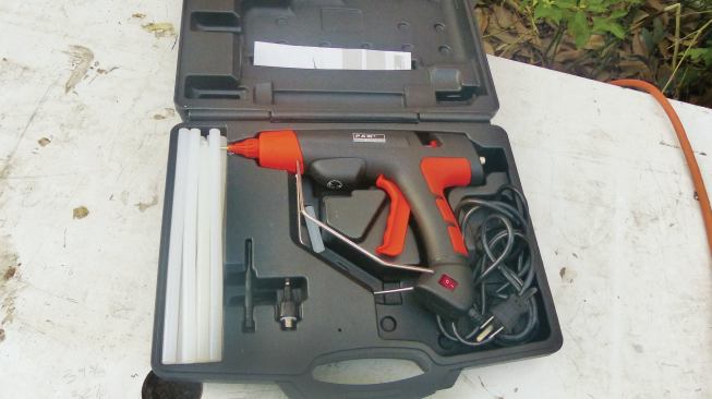 In addition to the glue gun, the PamTite kit's sturdy plastic case conveniently holds twelve 1/2-inch-by-10-inch glue sticks as well.