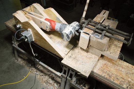 For timed cuts, the plank was clamped into a test rig and cut with a saw attached to a pivot arm. The nose of the tool was weighted to provide downward pressure – approximately 23 pounds at the blade.