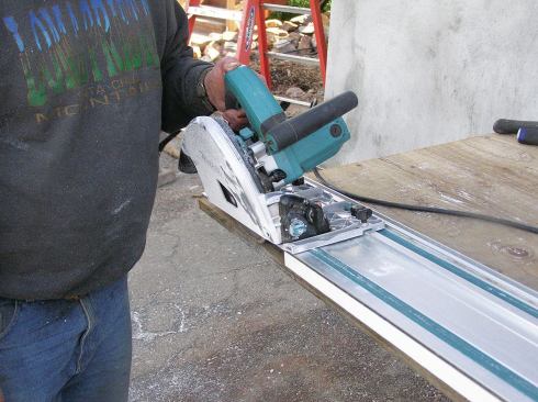 When you’re making bevel cuts with the Makita SP6000K, a tab in the base of the saw engages with the track, which prevents the saw from tipping.