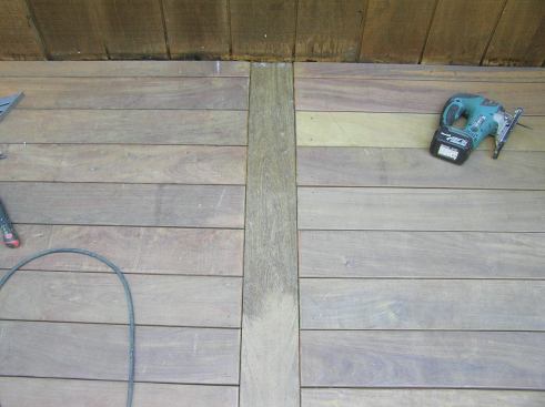 When decking meets decking at a slight angle, the author installs a saddle, which requires perfectly straight and parallel end cuts in the opposing decking. 