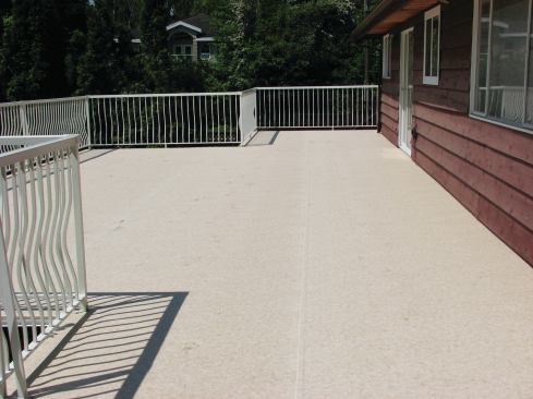 When sections of vinyl membrane are heat-welded together, the seams are clearly visible. 