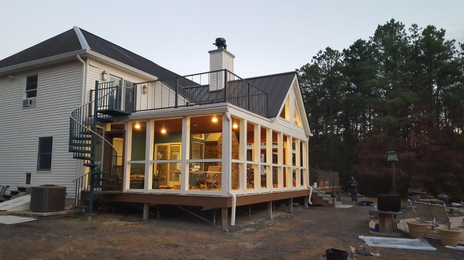 The aluminum vertical cable railings are Digger Specialties’ Westbury VertiCable.