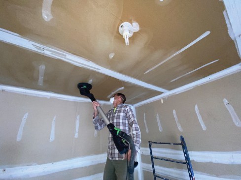While the T-handle may feel odd at first, its position makes sanding overhead much more comfortable.