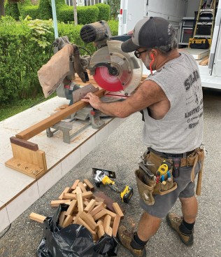 A stop block guarantees uniform baluster lengths.